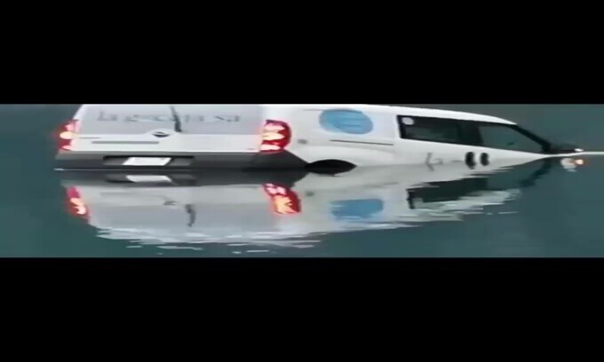 Video schock: rubano un furgone per affondarlo in un lago