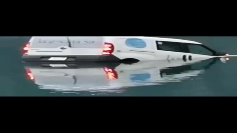 Video schock: rubano un furgone per affondarlo in un lago