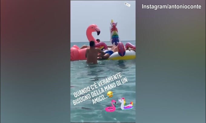 Antonio Conte, quante difficoltà per salire sul gonfiabile!