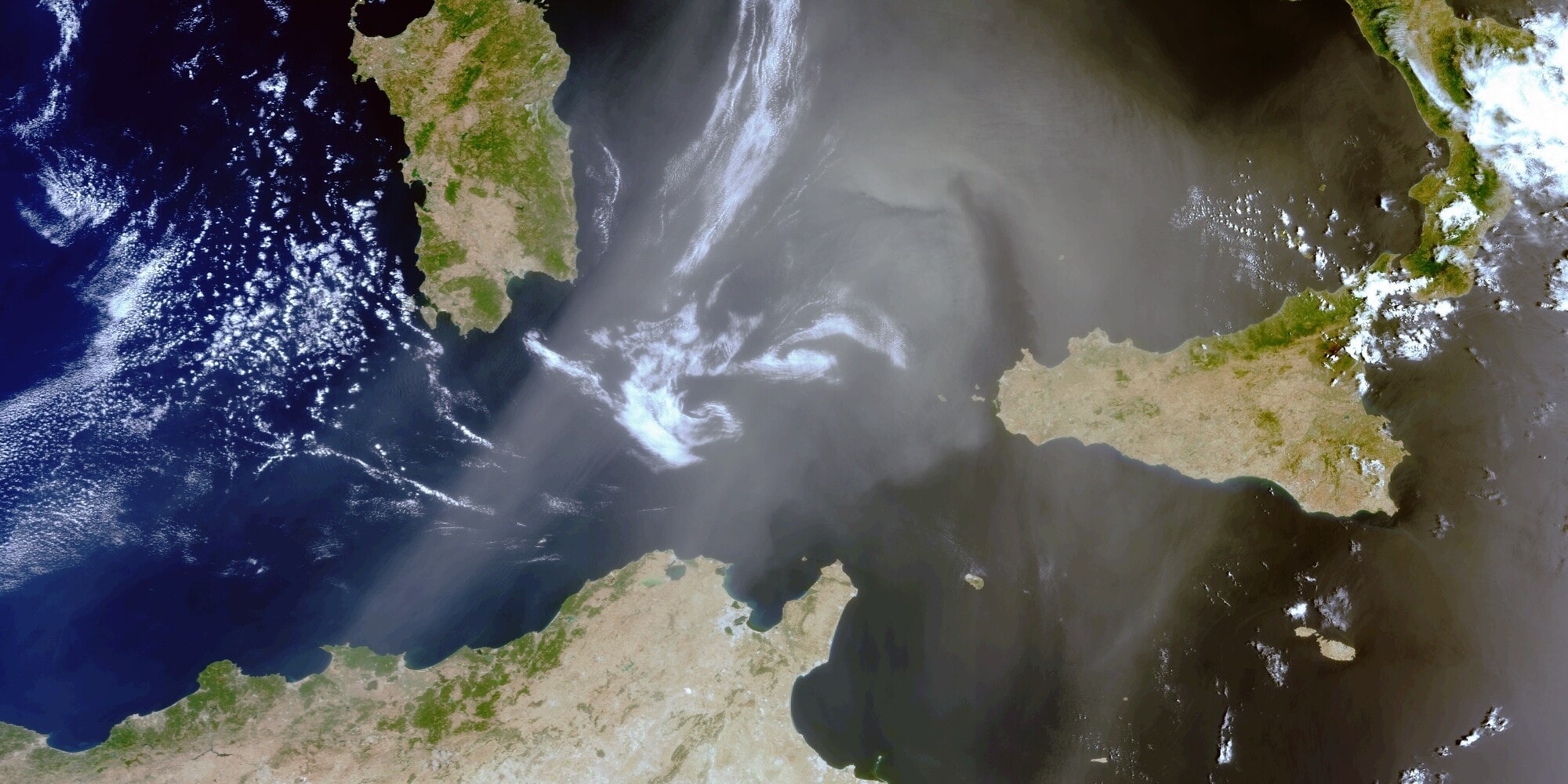 Meteo, sull'Italia arriva Godzilla: la nuvola di sabbia sahariana