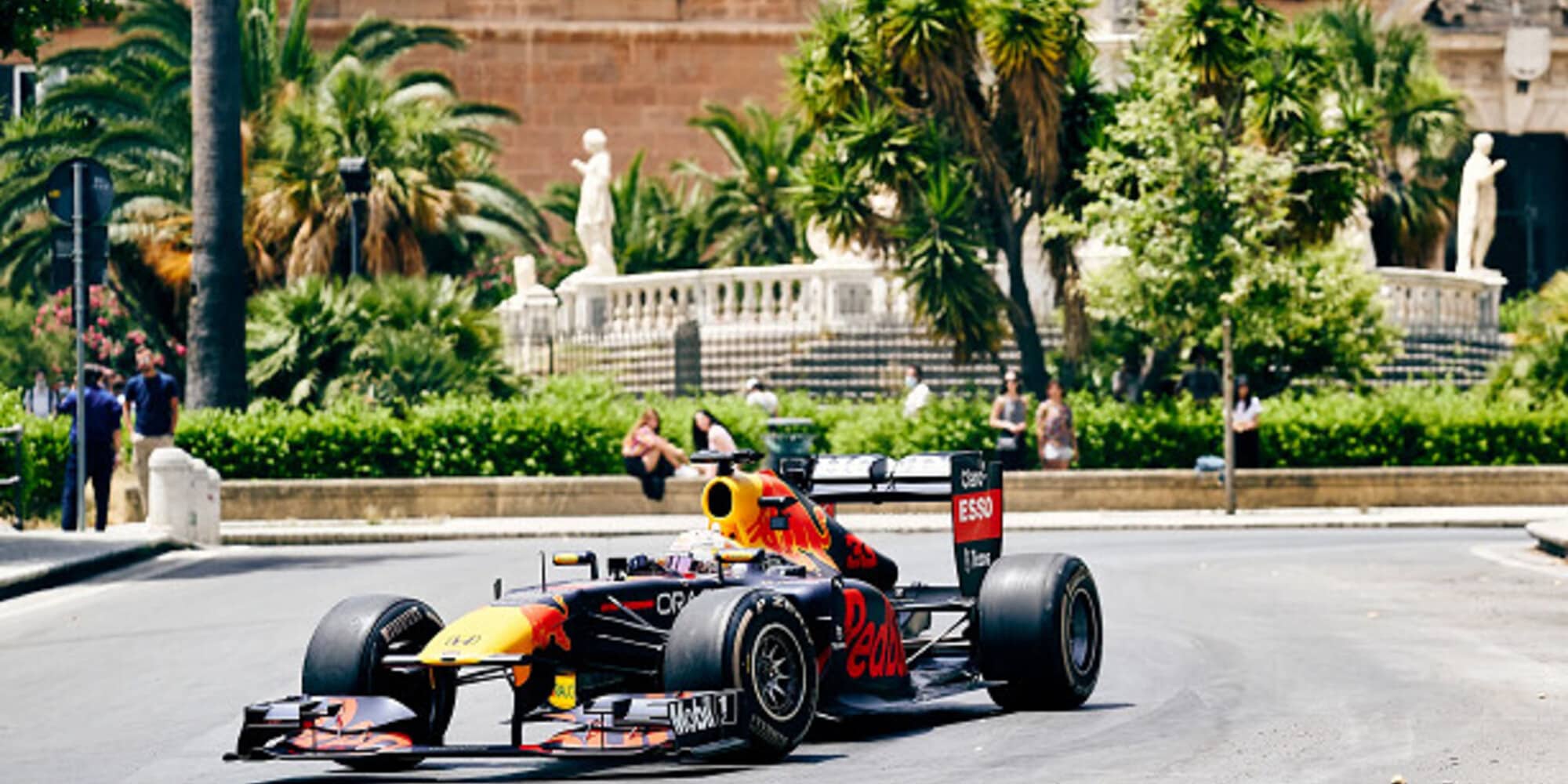 Red Bull, la monoposto F1 romba per le vie di Palermo VIDEO