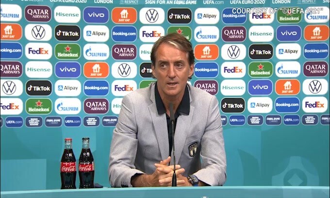 Mancini scherza: "Contagi in aumento? Abbiamo la doppia dose"