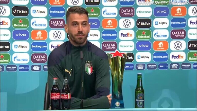 Spinazzola show in conferenza tra birre e domande che non arrivano