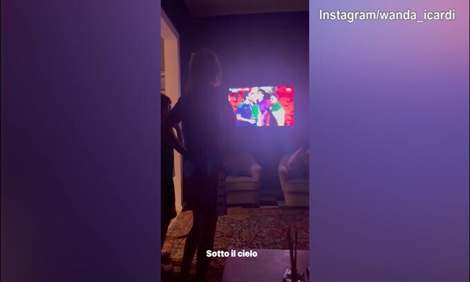 Wanda Nara si unisce al coro azzurro: "Notti magiche"