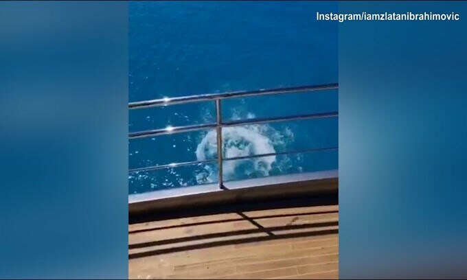 Ibrahimovic, super tuffo dalla barca