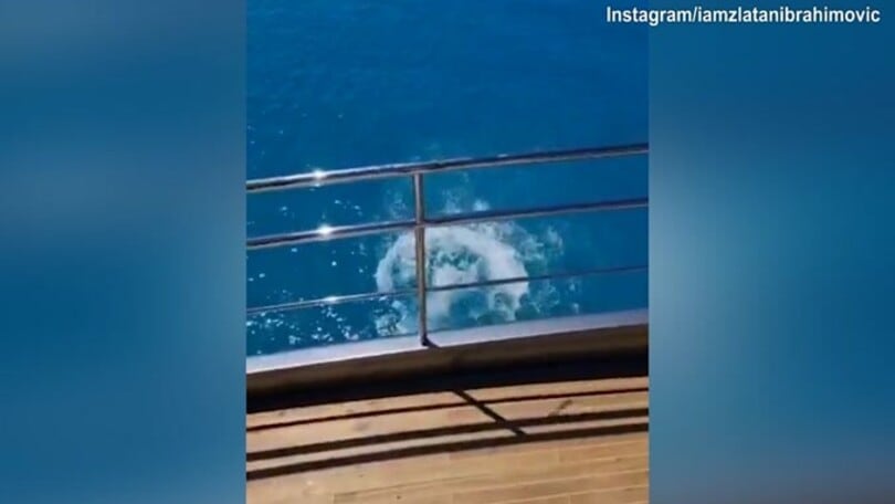 Ibrahimovic, super tuffo dalla barca