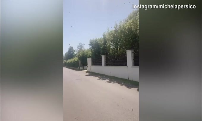 Lady Rugani in bicicletta e i fan impazziscono
