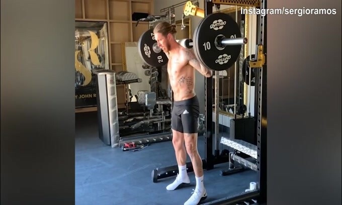 Sergio Ramos non si ferma: allenamento intenso in palestra