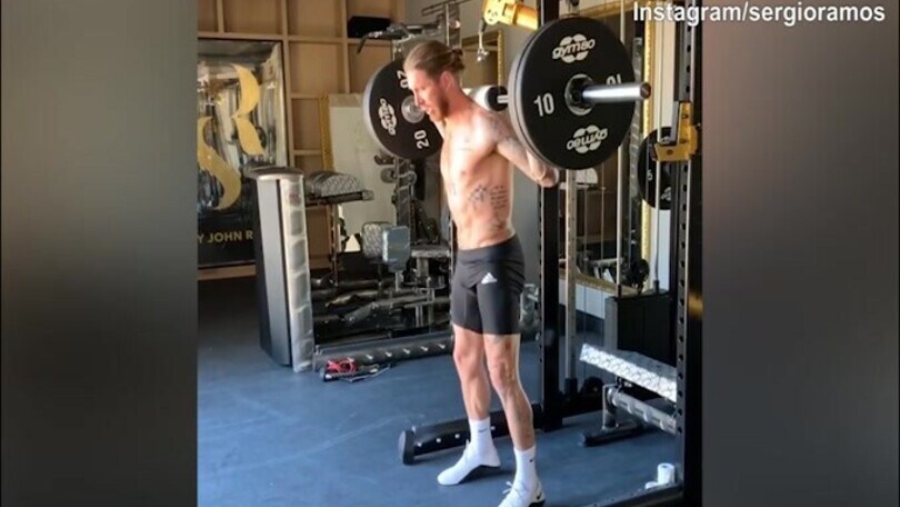 Sergio Ramos non si ferma: allenamento intenso in palestra