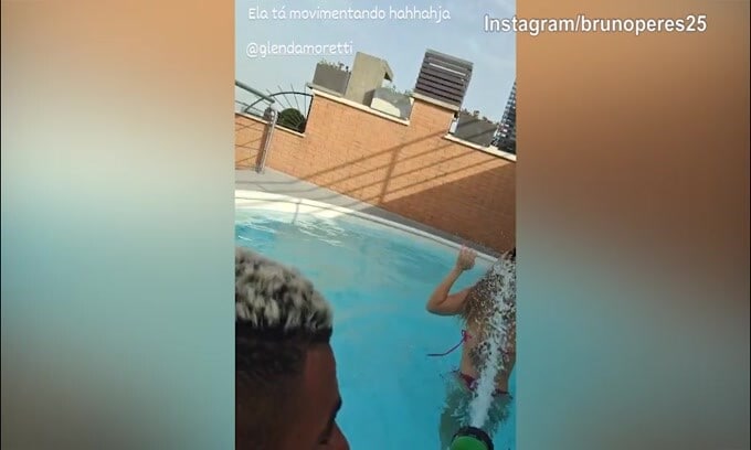 Bruno Peres, che dispetti in piscina