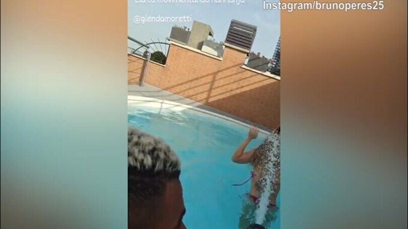 Bruno Peres, che dispetti in piscina