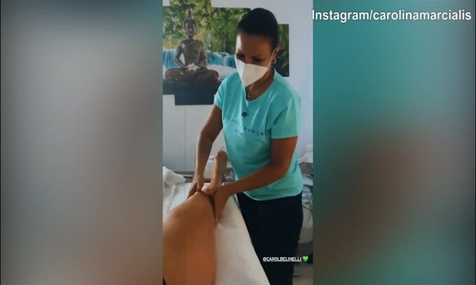 Carolina Marcialis, massaggio sexy