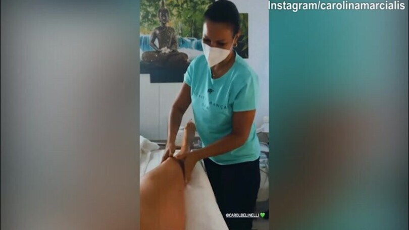 Carolina Marcialis, massaggio sexy