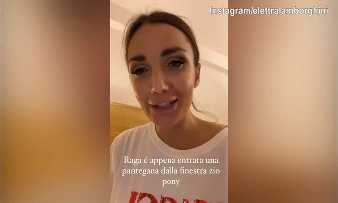 Elettra Lamborghini chiede aiuto. C'è un topo in stanza!