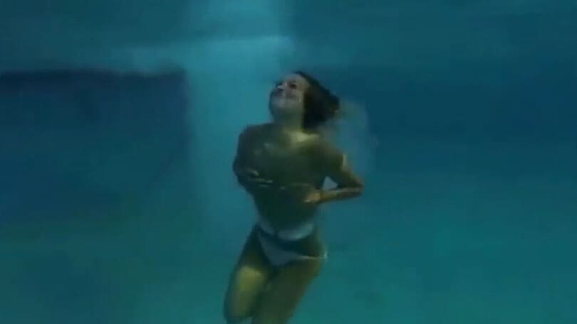 La ragazza si tuffa in acqua ma mentre risale… perde il bikini