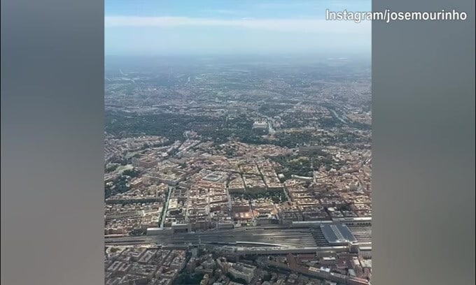 Mourinho riprende Roma dall'aereo