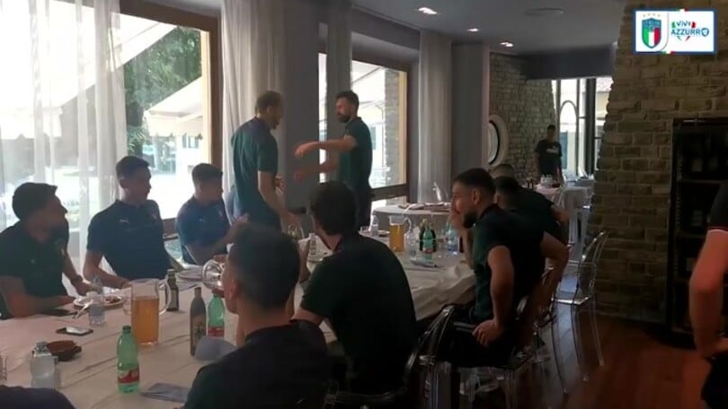 Italia, saluti e abbracci a Spinazzola: emozione in ritiro