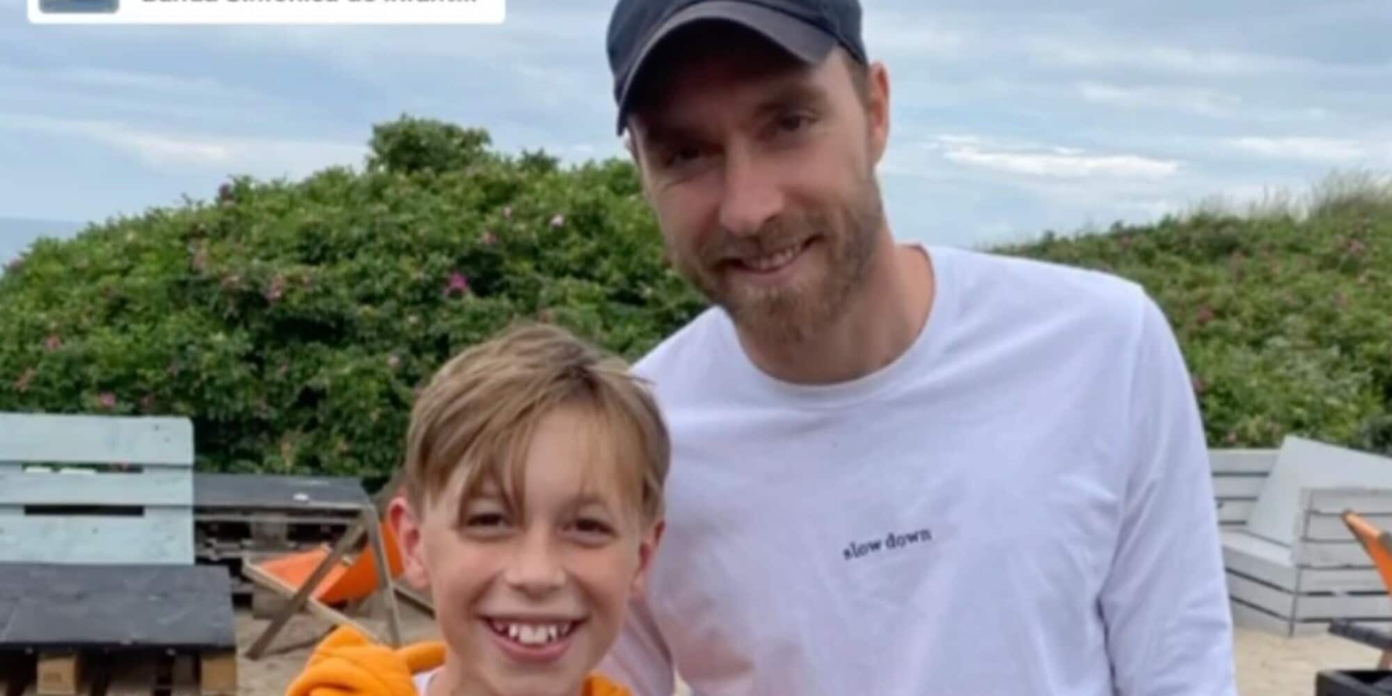 Eriksen sorride in spiaggia: la foto virale con il baby tifoso