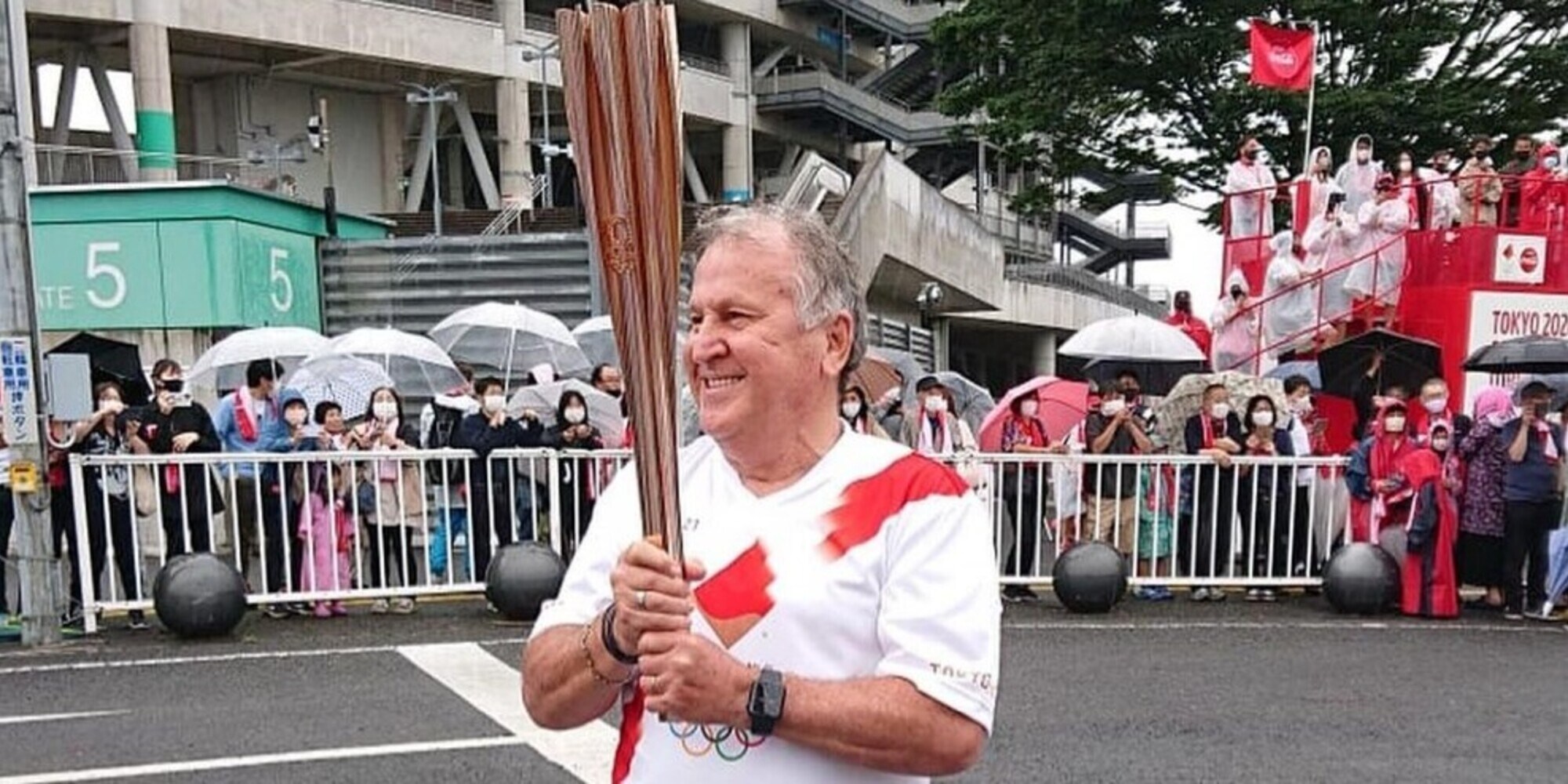 Tokyo 2020, Zico con la fiaccola olimpica: "Il mio sogno è l'Olimpiade"