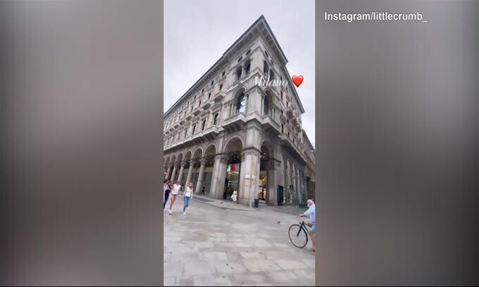 Elisabetta Canalis in bici sotto il Duomo