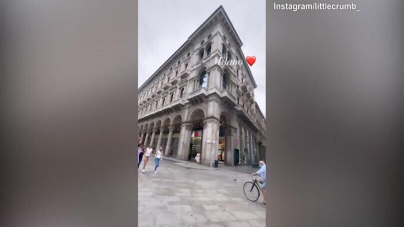 Elisabetta Canalis in bici sotto il Duomo