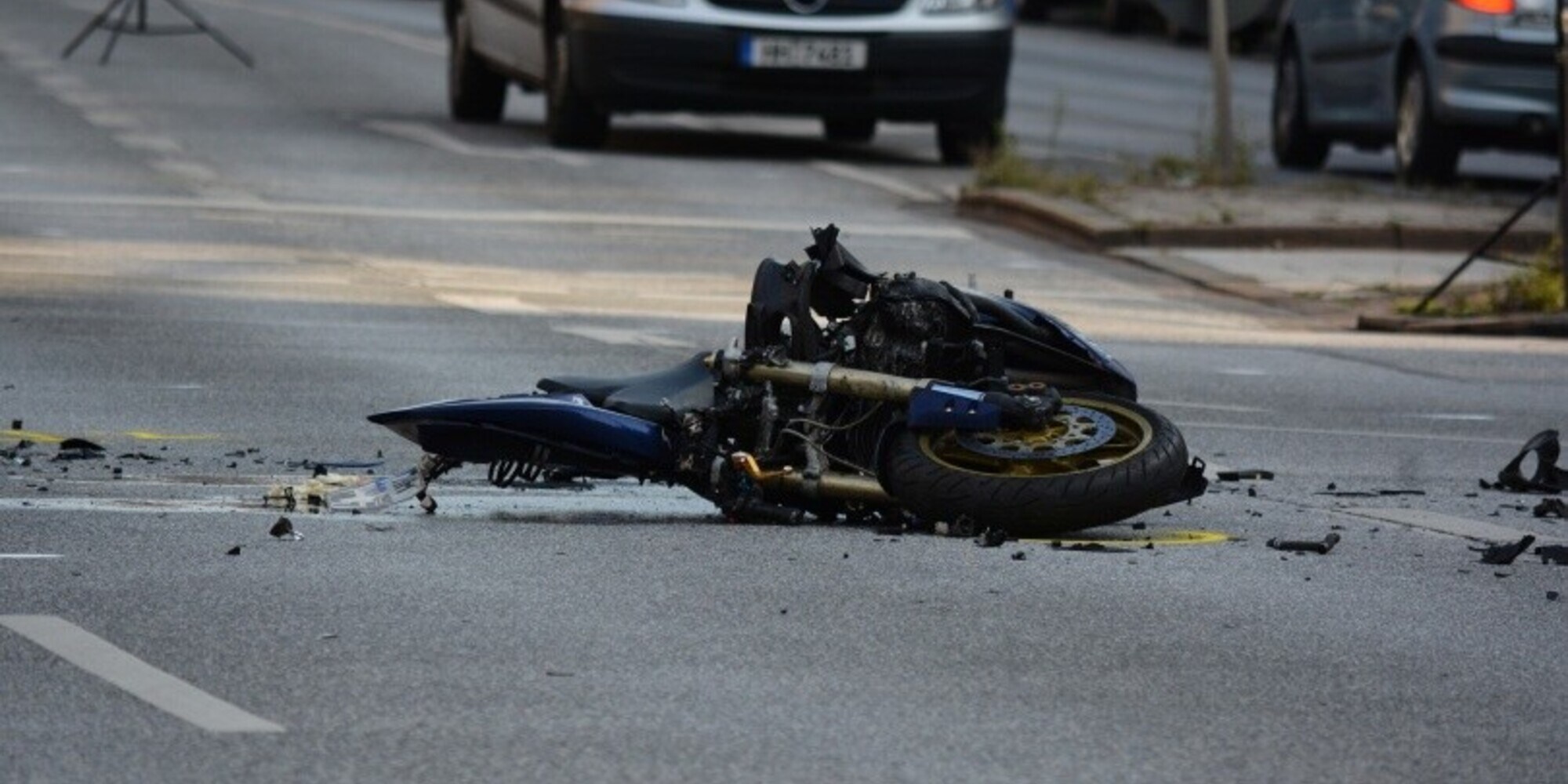 Motociclista travolge pedone e poi scooter: grave incidente vicino Pistoia