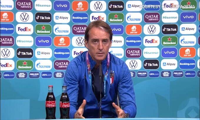 Mancini scherza: "Ascoltiamo Vialli anche perchè è anziano.."