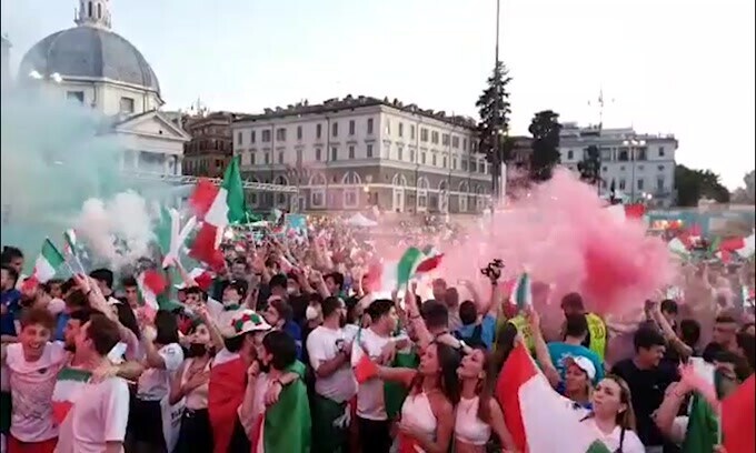 Italia-Spagna, la spinta di Piazza del Popolo durante l'inno
