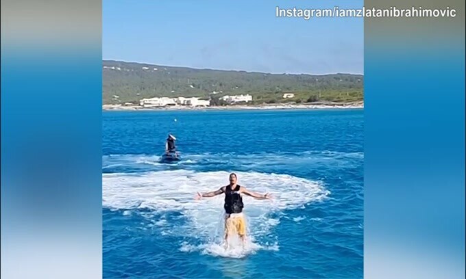 Ibra in mare: "L'ascesa del Dio"