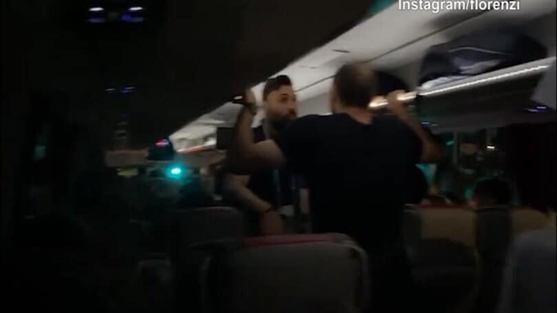 Italia, sul pullman si canta "Notte prima degli esami"