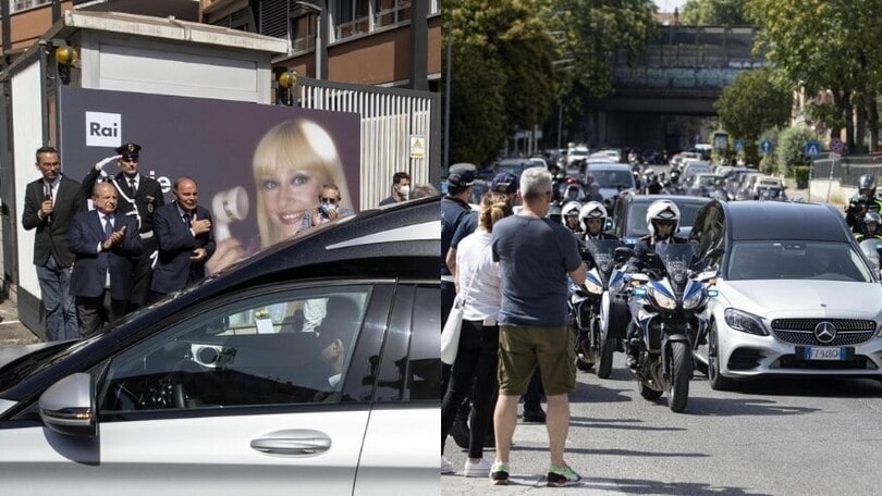 L'omaggio a Raffaella Carrà: il corteo tra la folla commossa