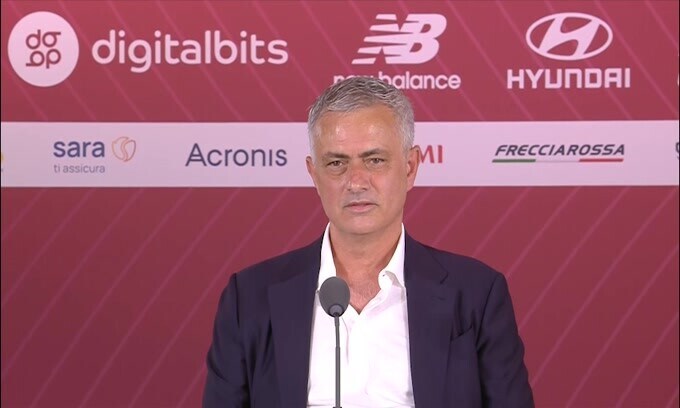 Mourinho: "Non sono qui in vacanza" Poi il tentativo di fuga