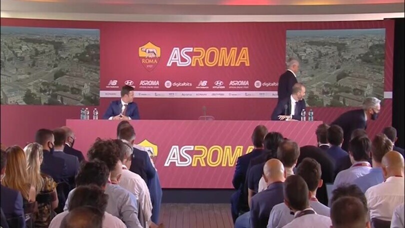 Mourinho stoppa la conferenza e...strappa i cartelli di plastica!