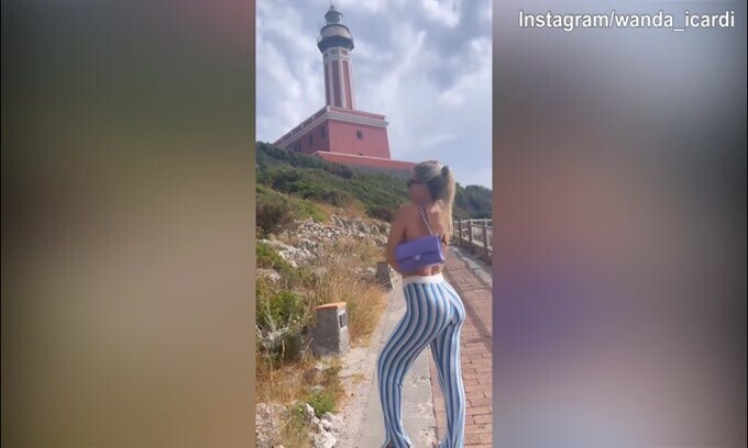 Wanda Nara a Capri con un costume che fa impazzire i fans