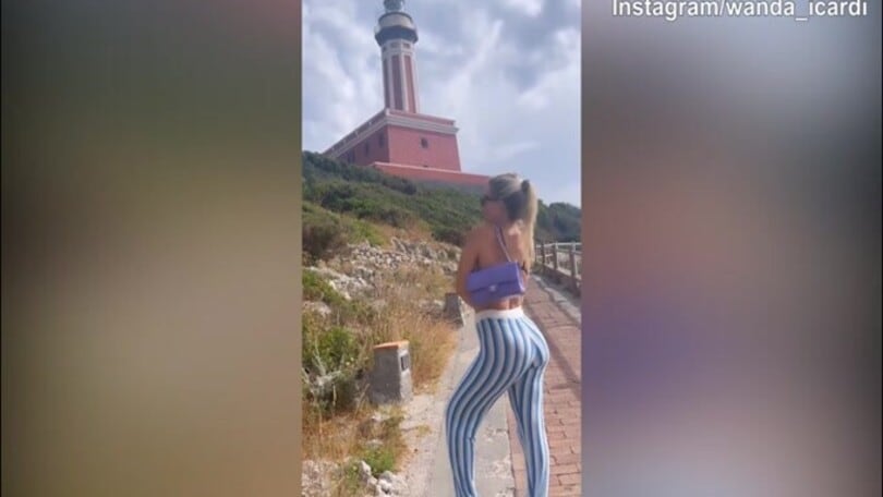 Wanda Nara a Capri con un costume che fa impazzire i fans