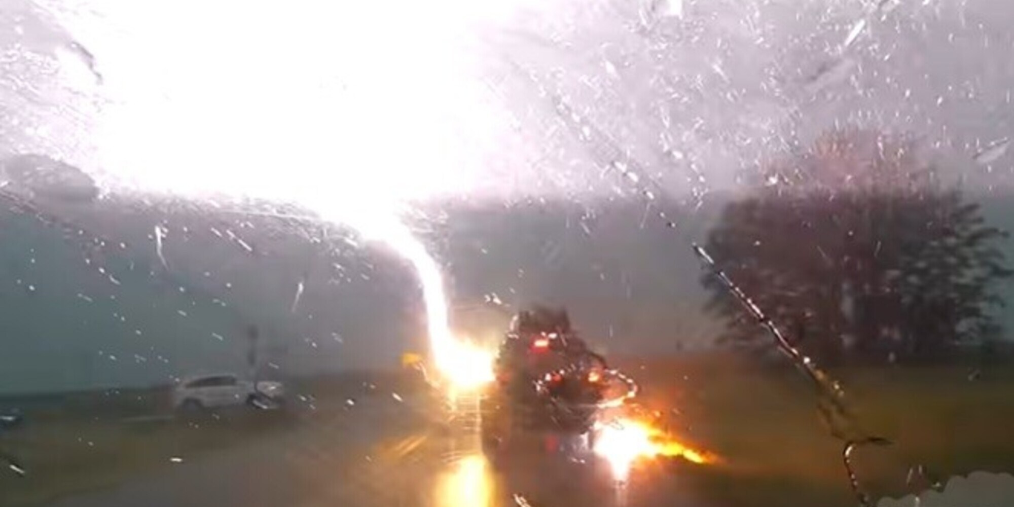 Jeep colpita da un fulmine: il rumore è terrorizzante! VIDEO