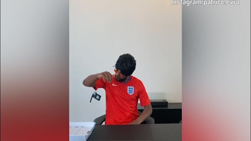 Evra prende in giro gli inglesi ed esulta con l'Italia