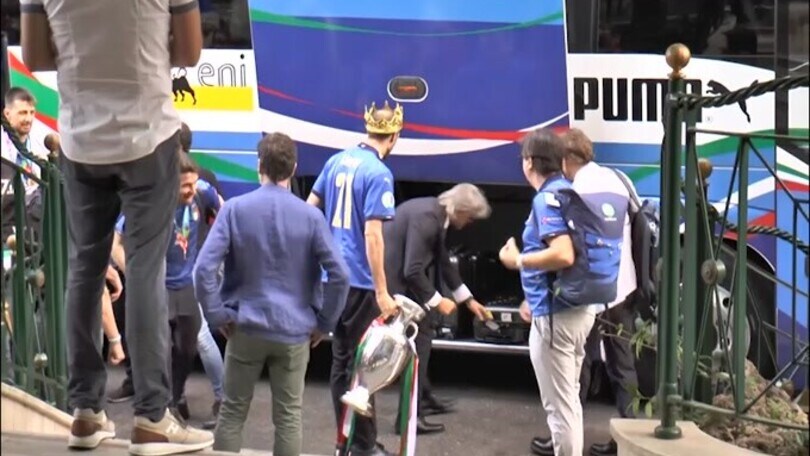 L'Italia arriva in hotel, Chiellini con la Coppa