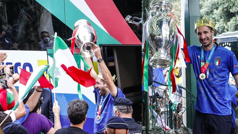 Italia, Chiellini scatenato al rientro a Roma: corona in testa e coppa