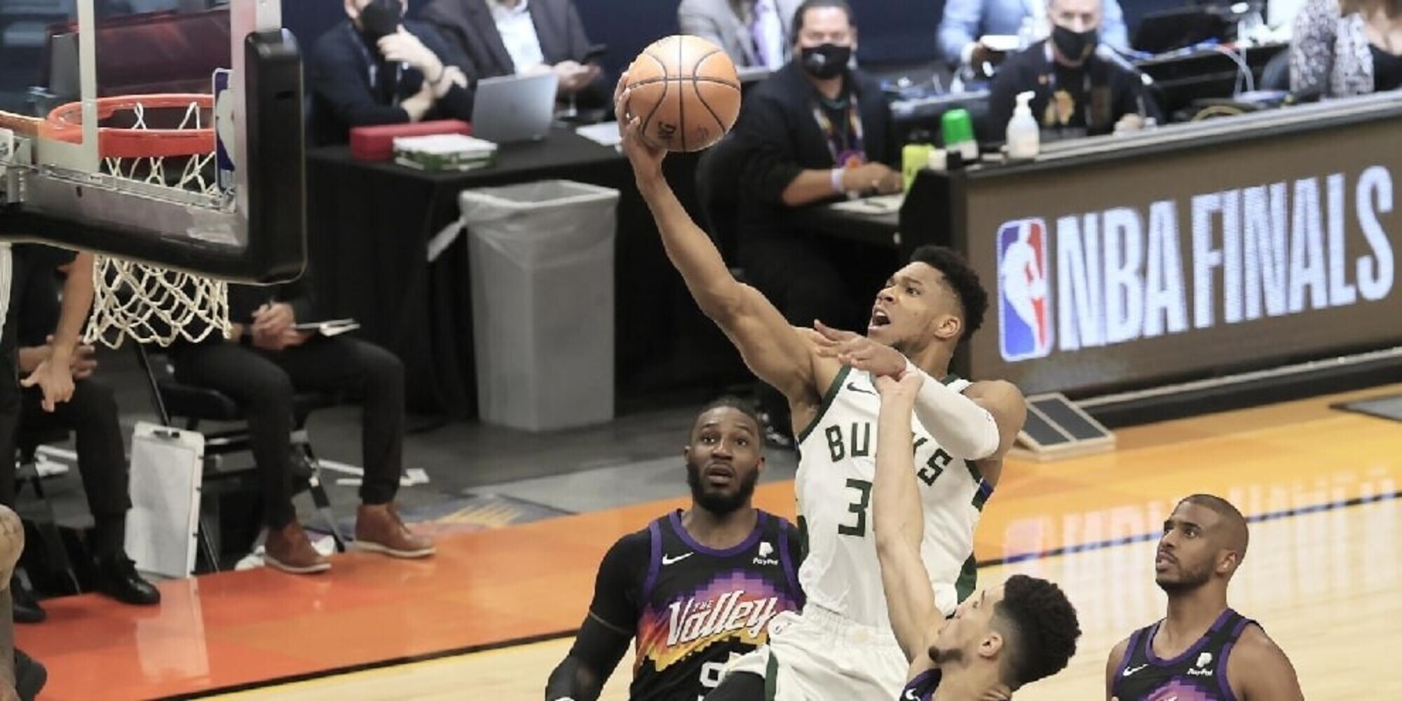 Finals Nba, super Antetokounmpo riapre la serie. I Suns guidano 2-1