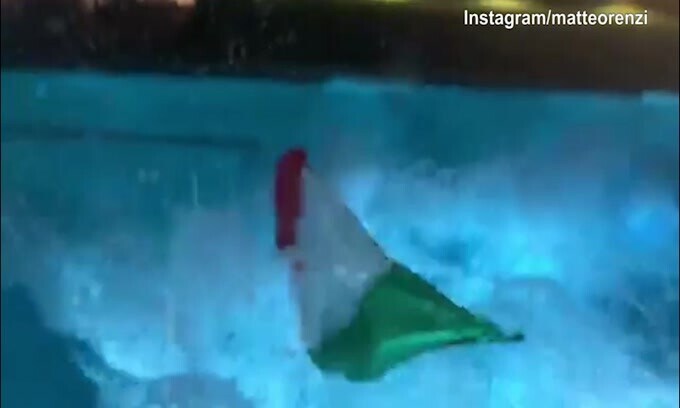 L'Italia sul trono d'Europa, Renzi si tuffa in piscina