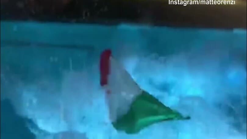 L'Italia sul trono d'Europa, Renzi si tuffa in piscina