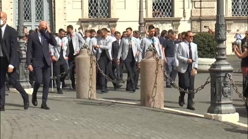 L'Italia arriva al Quirinale, Chiellini alza al cielo la coppa