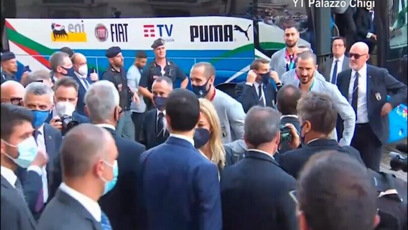 L'Italia da Draghi alza la coppa ed esulta con i tifosi