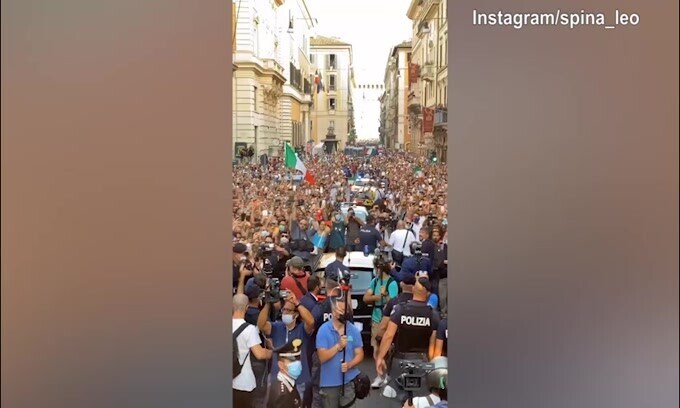 Spinazzola social, le riprese dal pullman