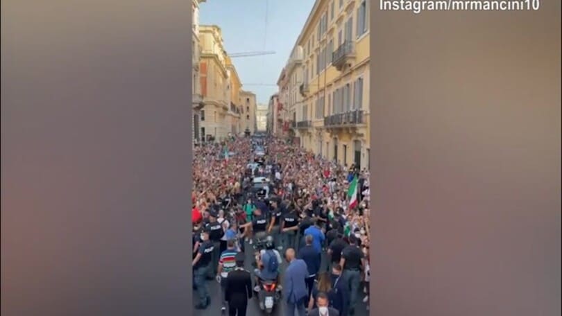 Italia, Mancini riprende la Coppa e poi i tifosi