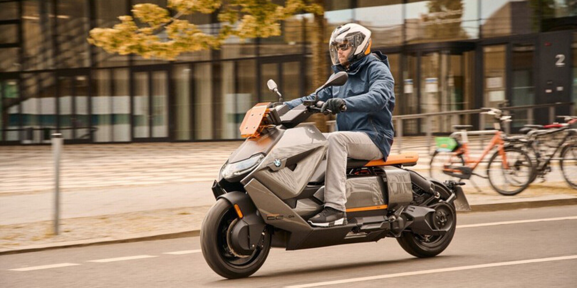 BMW CE 04, le caratteristiche del nuovo scooter elettrico