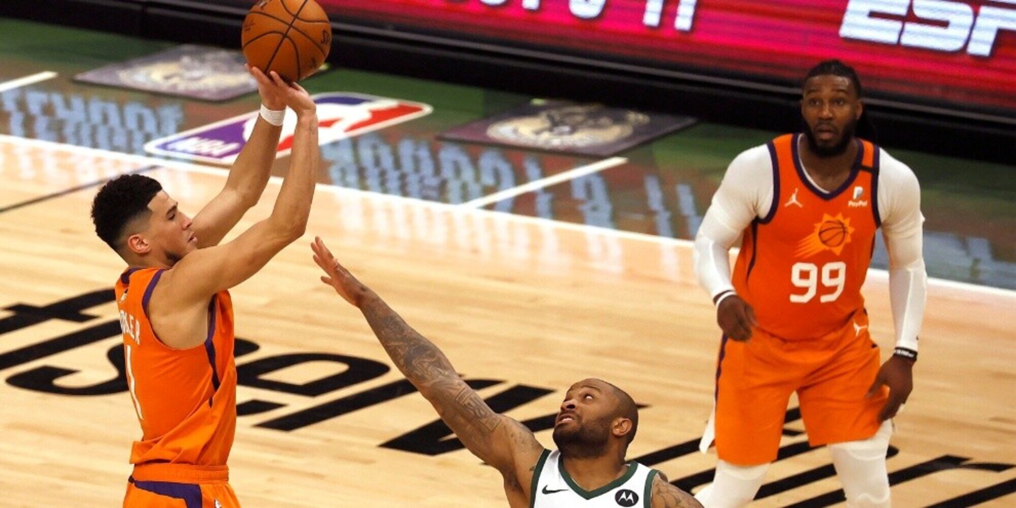 Nba, super Booker non basta! I Bucks vanno sul 2-2