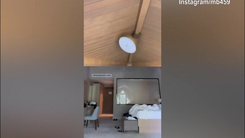 Balo, cosa combini? Che calcio al lampadario!
