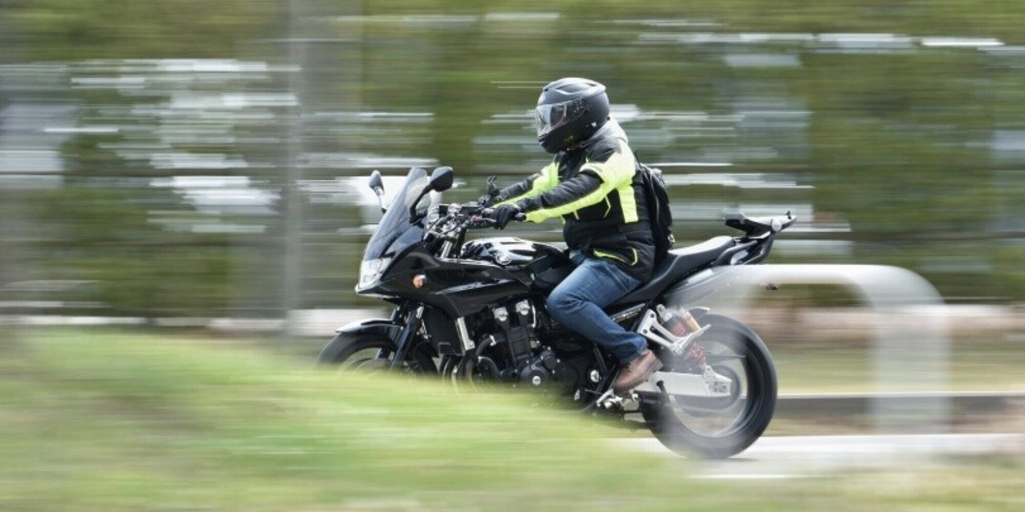In moto con la patente sospesa: in tasca la copia di quella del gemello